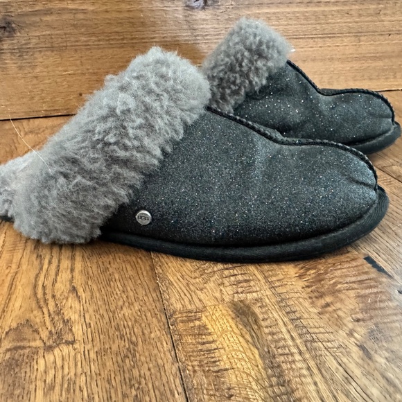 UGG Scuffette II Sparkle Slippers Black Sheepskin Women's Size 8 - Picture 2 of 9